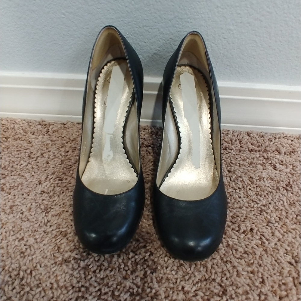 Jessica Simpson round toe pumps. Black size 9